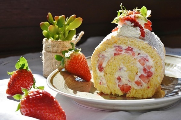 strawberry-roll-1263099_640_コピー